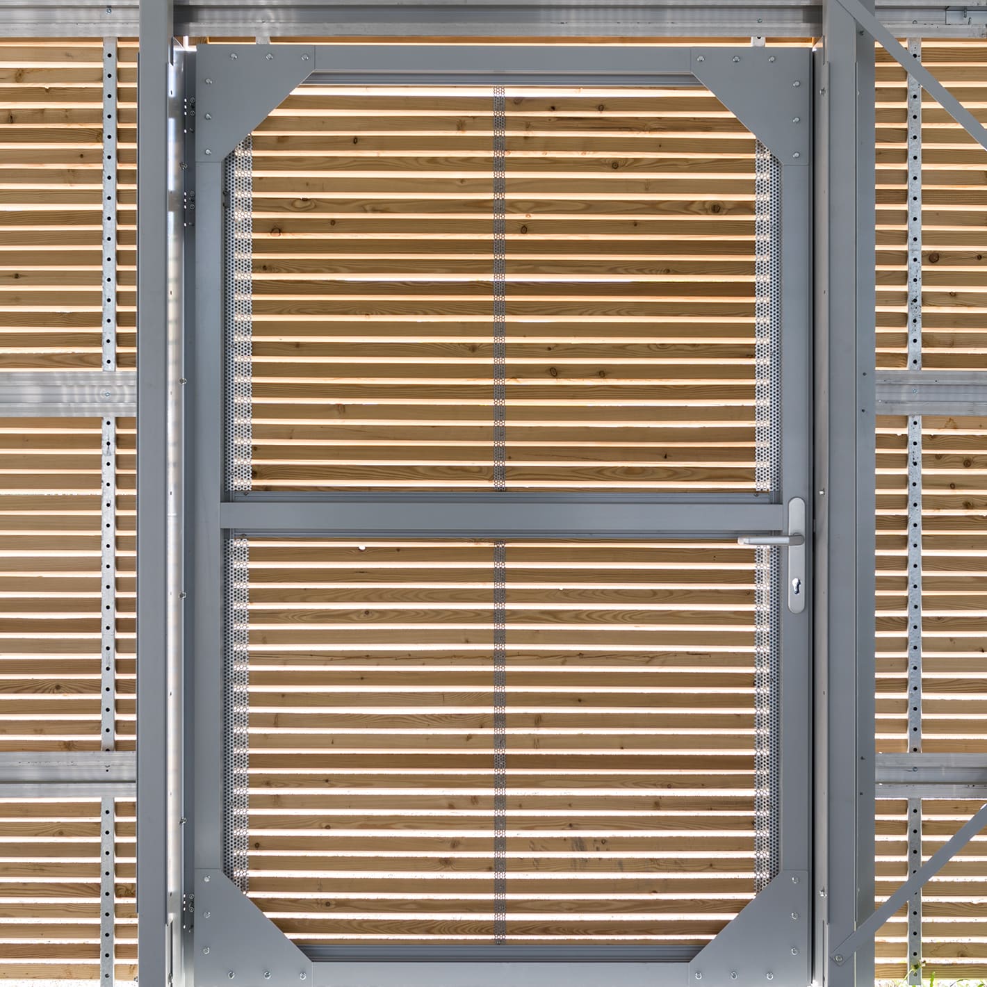 kaueferle_web_enclosures_hinged_door-min